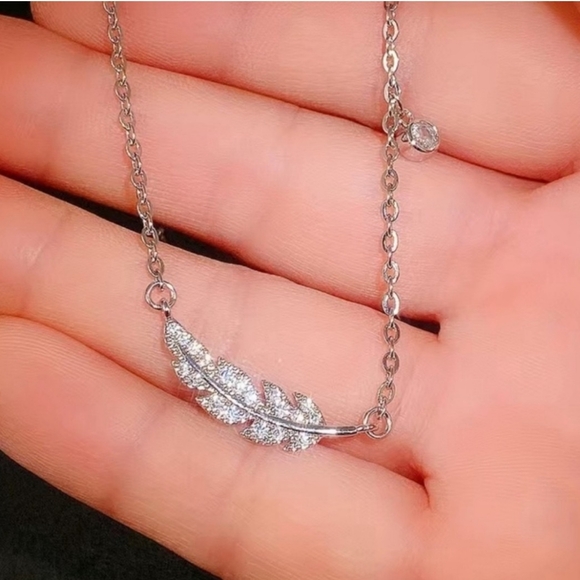 Feather necklace Beautiful  in silver-tone  and crystals New - Picture 3 of 5